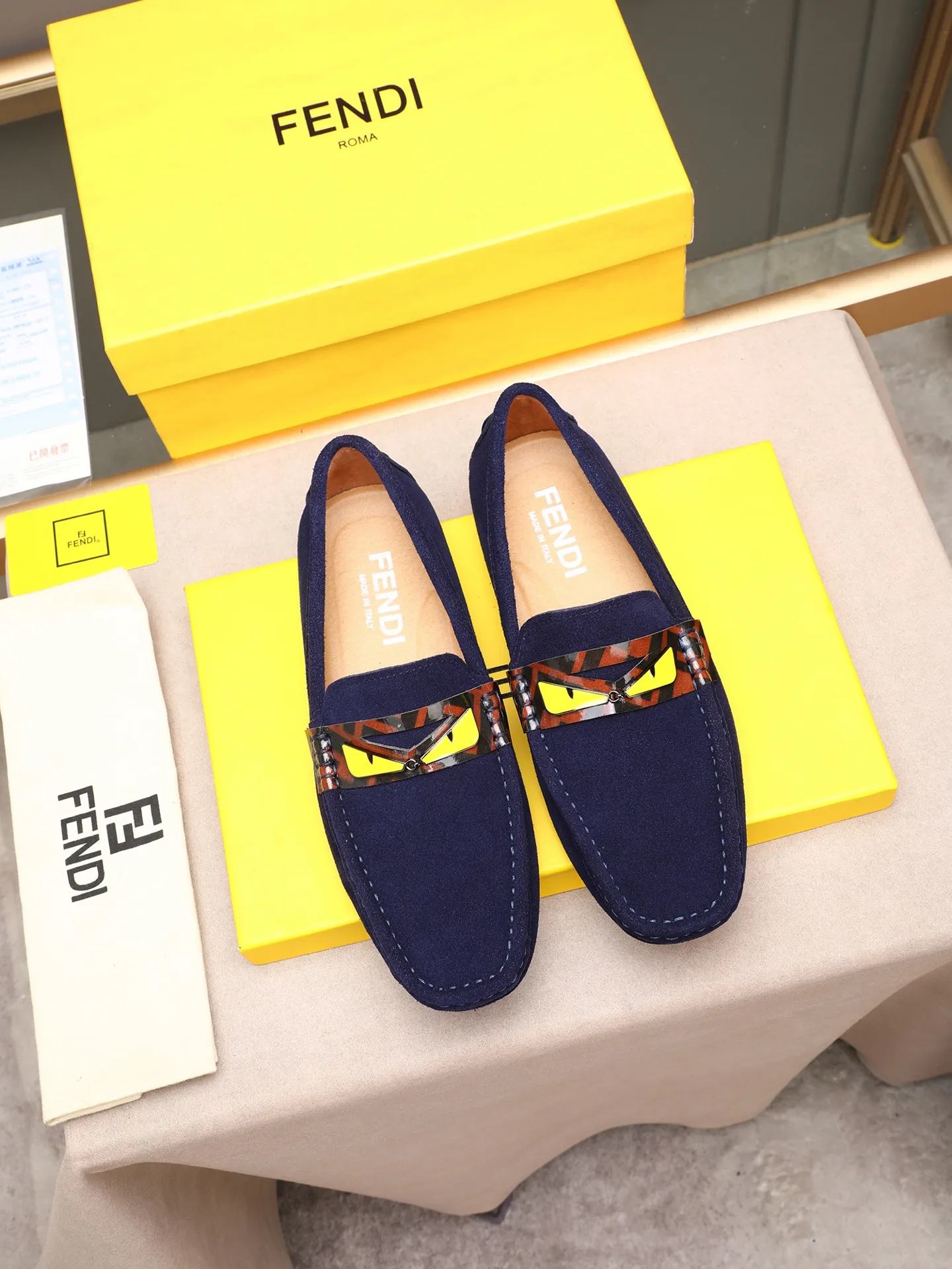 Men's shoes 💰400💰[FENDI] The little monster of Fendi F family, which is popular all over the world, is coming in a big way, the latest color, driving slip-on loafers, avant-garde and versatile fashion men's shoes, bun shoes, bean shoes👌👌👌 Private mold opening, 1:1 reproduction... The upper is made of first-layer cowhide, and the first-layer pigskin lining... is extremely comfortable, fashionable, simple, atmospheric and personalized [color] The side of the shoe is more refined, and the overall effect is handsome [ Turn in a circle][Turn in a circle]💭This hardware monster with eyes is not the popular version on the market🚳🚳Compared with the old model, it is more trendy, eye-catching and more classy🔰This summer, the little monster will subvert the old ideas and share the fashion with you🔱A must-have for fashionistas! Must keep it for yourself! Online outsole, high-end quality workmanship. Color: black, blue, white, red. Matching code: 38-44 (45 46 47 customized) (standard leather shoe size)